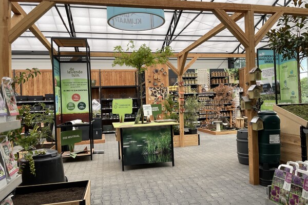 Une délégation de l'IGCA visite la jardinerie d'Abbing pour voir le nouveau magasin